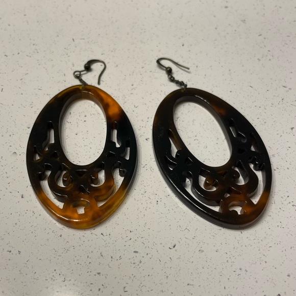 ~Vintage Tortoise Shell Patterned Earrings~ - Picture 4 of 5